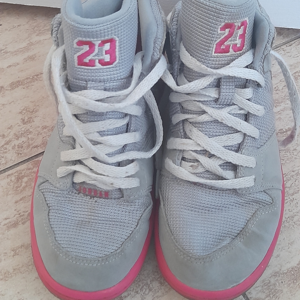 Air Jordan pink and gray Kids shose size 1
